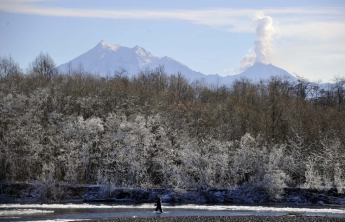 В России в результате извержения вулкана Шивелуч на 5 км поднялся столб пепла