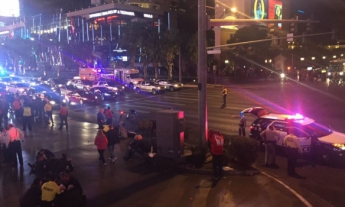 В Лас-Вегасе женщина въехала в толпу пешеходов, 1 человек погиб, 37 ранены (фото)