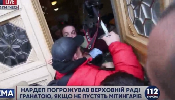 Егор Соболев угрожал гранатой охране Рады (видео)