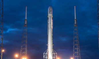 Впервые успешно приземлилась многоразовая космическая ступень Falcon 9 (фото, видео)