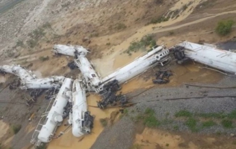 В Австралии из-за аварии поезда разлилось около 200 тыс. литров серной кислоты