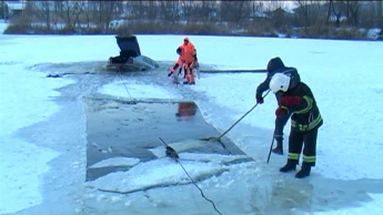 В Полтаве на реке Ворскла легковушка провалилась под лед (видео)