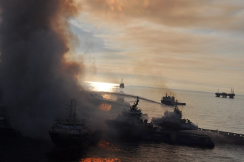 Число погибших от пожара на нефтяной платформе в Каспийском море достигло 10 человек