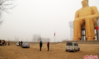 В китайской провинции построили 36-метровую позолоченную статую Мао Цзэдуна (фото)