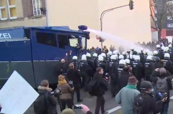 В Кельне полиция применила водометы по праворадикалам во время митинга против насилия над женщинами