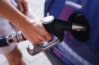 Цена на бензин в Украине должна снизиться как минимум на 1 гривну, - Демчишин