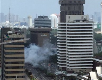 Полиция уточнила число жертв взрывов в Джакарте: 7 погибших, среди них – 4 нападавших (видео)