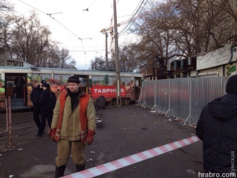 В Одессе трамвай сошел с рельсов и задавил прохожего (фото)