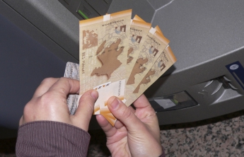 В Азербайджане запретили продавать валюту в небанковских обменниках