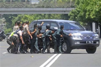 В Индонезии полиция задержала троих подозреваемых в организации взрывов