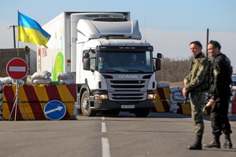 Сегодня в Украине вступил в силу запрет на поставки товаров и услуг в оккупированный Крым