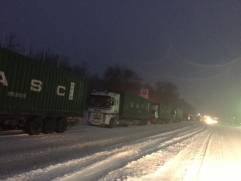 В Днепропетровск из-за снегопадов не пускают грузовики