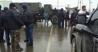 В Дагестане ОМОН заблокировал автопробег в поддержку Путина и Кадырова