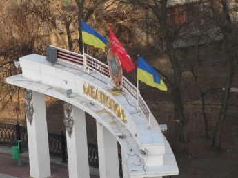 Коммунальщики  в очередной раз вернули Знамя Победы на центральную площадь (фото)