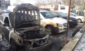 Появились фото со стоянки, где сгорели три авто (фото)