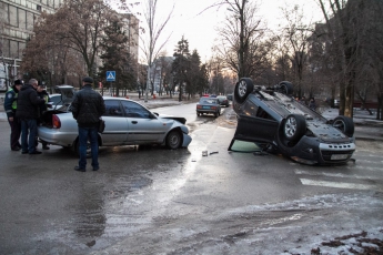 В результате ДТП в центре Запорожья перевернулся автомобиль (ФОТО)