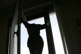 16-летняя девушка выпрыгнула в окно после ссоры с родителями