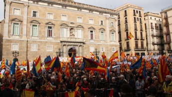 В Барселоне тысячи людей вышли на митинг против независимости Каталонии