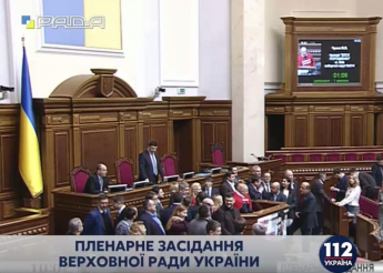 Заседание Рады началось с блокирования трибуны нардепами против "кнопкодавства" (фото)