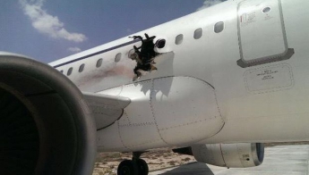 Появилось видео с борта самолета, где в результате взрыва образовалась дыра в фюзеляже