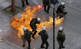 В Греции бастующие против пенсионной реформы закидали полицию "коктейлями Молотова"