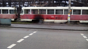 На остановке загорелся трамвай с пассажирами (фото)