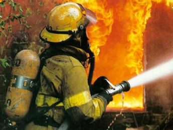 В Харькове спасатели ликвидируют пожар в 12-этажном доме
