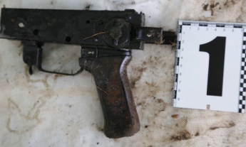 Используемое на Майдане оружие СБУ обнаружила в Голосеевском районе Киева (фото)
