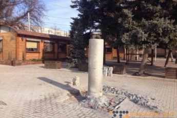 Памятник Шевченко в Токмаке не снесли, а перенесли в центр города