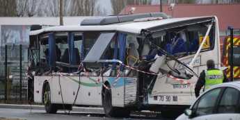 Во Франции школьный автобус столкнулся с грузовиком, погибли шесть учеников (фото)