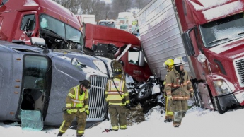В США в аварии с участием 50 автомобилей погибли три человека