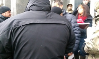 На Майдане около полсотни человек в камуфляже захватили отель "Козацкий" и устроили там штаб (фото)