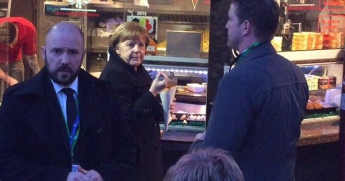 В сети появилось фото "голодной" Меркель, решившей перекусить картофелем фри на улице