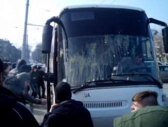 Автобус антимайдановцев забросали яйцами (фото)