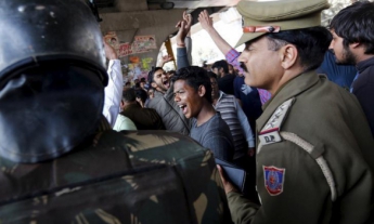 В Индии власти задействовали армию против протестующих, которые перекрыли водоснабжение столицы