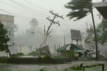 Число жертв урагана на Фиджи выросло до 29 человек