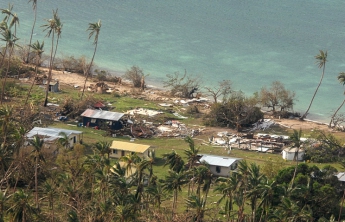 Число жертв мощнейшего циклона "Уинстон" на Фиджи возросло до 42 человек