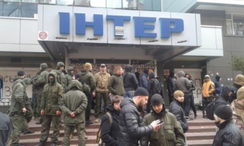 "Азов" заблокировал здание телеканала "Интер" (фото)