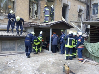 ГосЧС: Под завалами обвалившегося дома в центре Киева погиб еще один человек (видео)
