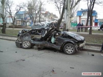 В Николаеве BMW врезался в припаркованную "Газель": четыре человека погибли на месте (видео)