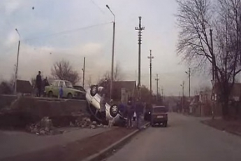 В Запорожье на Кичкасе перевернулся автомобиль (видео)