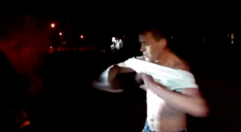 Пьяный мужчина решил показать стриптиз сотрудникам полиции (Видео)