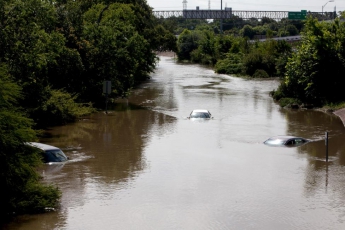 На севере Луизианы из-за наводнения введен режим чрезвычайного положения (видео)