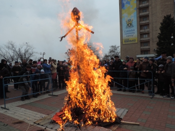 Огромное чучело сожгли на центральной площади (фото)