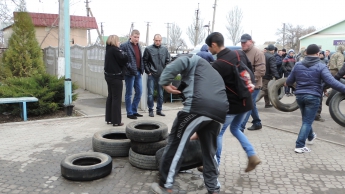 Перед сельсоветом АТОшники собрались жечь шины (видео)