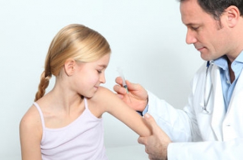 В Ровенской области школьницу парализовало после вакцинации