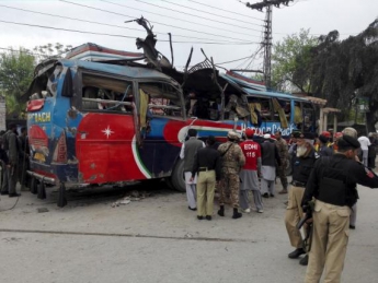 В Пакистане подорвали автобус, 15 человек погибли