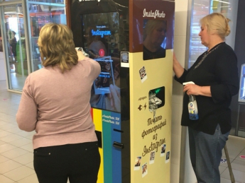 В одном из ТЦ города появился автомат для селфи (фото)