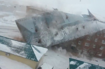 В городе Дудинка Красноярского края ветром сорвало крышу пятиэтажки (видео)