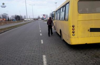 Во Львове пассажир маршрутки вызвала полицию, потому что водитель говорил по телефону